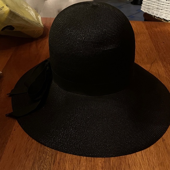 Elegant Black Wide-Brim Hat - Picture 1 of 4